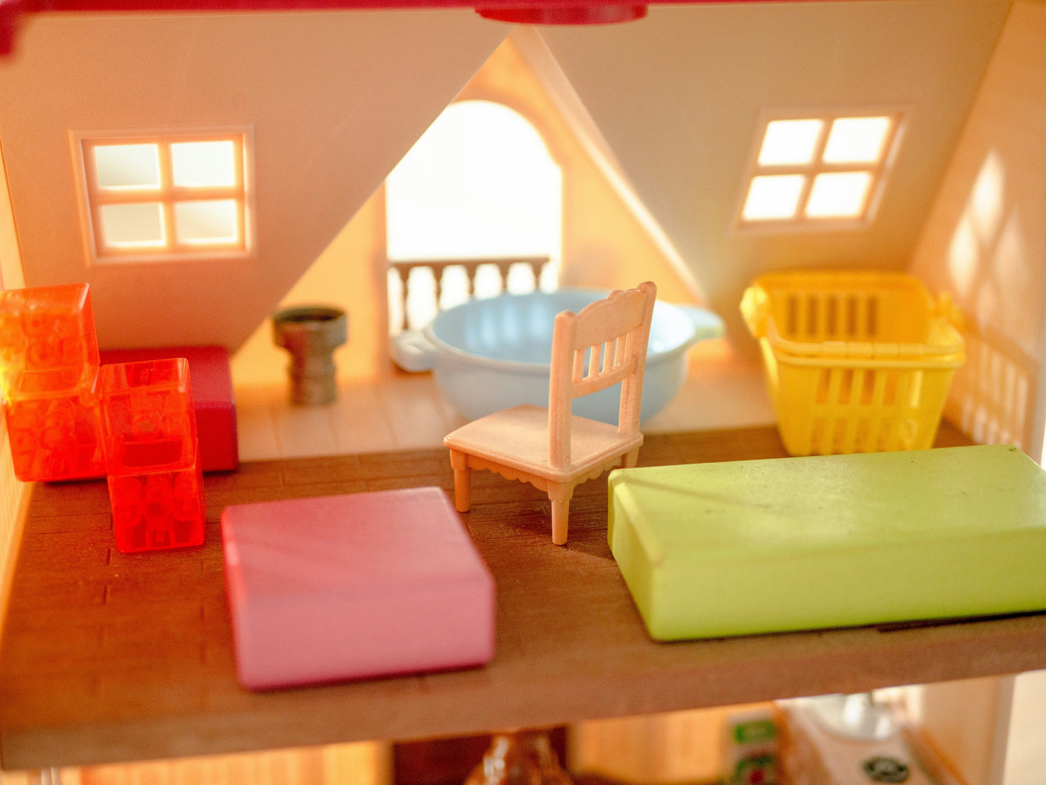 Doll Houses & Mini Furniture